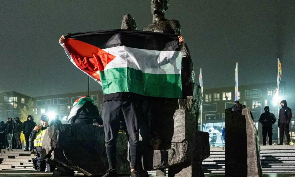 07 November 2024, Netherlands, Amsterdam: Protesters hold a Palestinian flag at a pro-Palestinian protest during the UEFA Europa League soccer match between Ajax Amsterdam and Maccabi Tel Aviv. Photo: Jeroen Jumelet/ANP/dpa