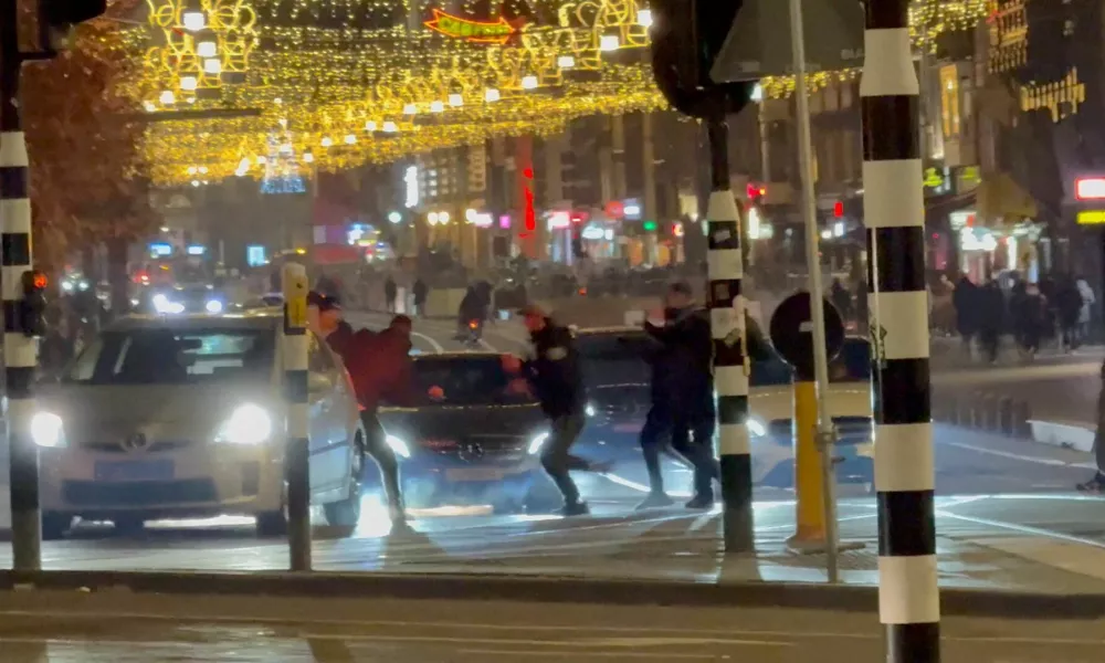 Israeli football supporters and Dutch youth clash near Amsterdam Central station, in Amsterdam, Netherlands, November 8, 2024, in this still image obtained from a social media video. X/iAnnet/via REUTERS. THIS IMAGE HAS BEEN SUPPLIED BY A THIRD PARTY. MANDATORY CREDIT.