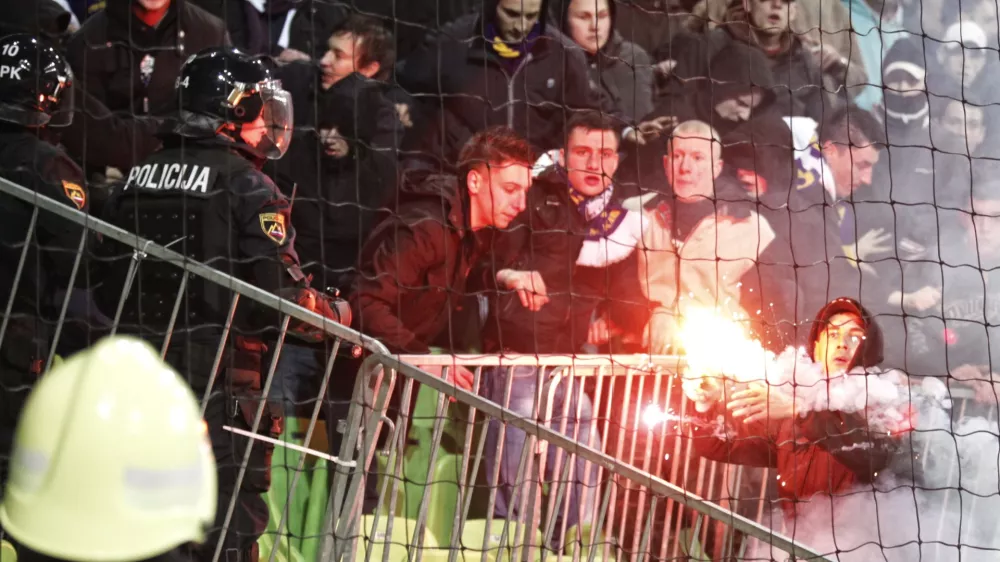 Nogometni navijači Viole- nogomet - Olimpija: Maribor, 1. SNL, 22. krog:- nogometaši ljubljanske Olimpije in Maribora so se razšli z neodločenim izidom 0:0.///FOTO: Luka Cjuha