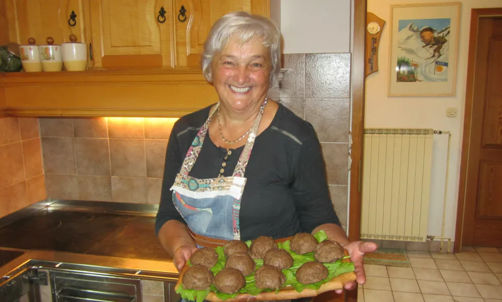 Jožica Robnik z domačije Metul in njeni obrnjeniki. Foto: Renata Picej