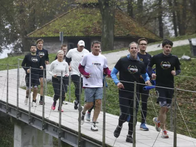 Po novinarski konferenci se je Sean Swarner, kot ambasador Spartan Slovenia pridružil ekipi tekačev in odtekel krajši krog okoli ljubljanskega gradu. Foto: Luka Cjuha