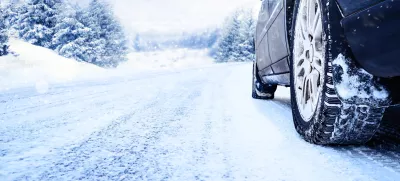 Zimske pnevmatike velko ljudi povezuje zgolj z vožnjo v snegu, a so te precej bolj varne od letnih že tudi na suhih, sploh pa mokrih cestisčih, ko temperatura pade pod sedem stopinj Celzija. / Foto: Istock