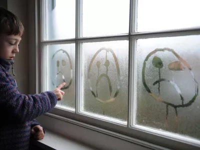 Spolno nasilje ni omejeno zgolj na deklice, saj so žrtve pogosto tudi dečki in fantje. Foto: Reuters