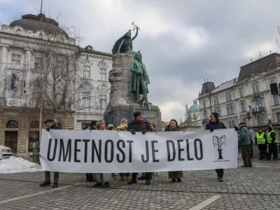 Na okrogli mizi v organizaciji društva Asociacija so razpravljali o spremembah krovnega zakona, ki naj bi med drugim bolje urejale vprašanja socialnega položaja in vrednotenja dela samozaposlenih ter drugih delavcev v kulturi. Fotografija je simbolična. Foto: Luka Cjuha