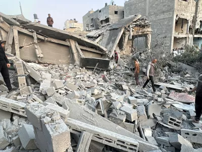 Palestinians gather at the site of an Israeli strike on a house, in Jabalia in the northern Gaza Strip November 10, 2024. REUTERS/Hassan Al-Zaanin