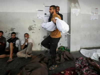 A man carries the dead body of a Palestinian killed in an Israeli strike on a house in Jabalia, at Al-Ahli hospital in Gaza City November 10, 2024. REUTERS/Dawoud Abu Alkas