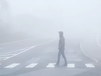 Moški se sprehaja po jutranji jesenski megli. / Foto: Fotoduets