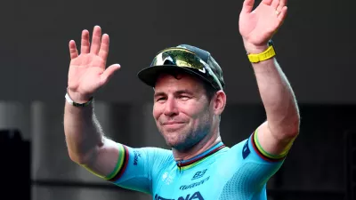 Cycling - Tour de France Singapore Criterium - Singapore - November 10, 2024 Astana Qazaqstan Team's Mark Cavendish celebrates on the podium after winning the race REUTERS/Edgar Su