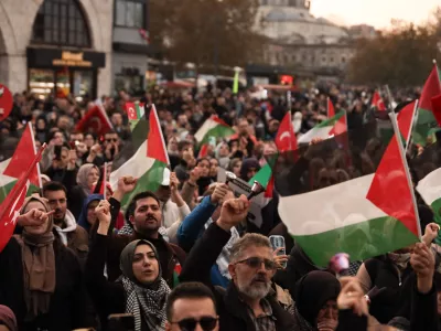 09 November 2024, Turkey, Istanbul: Protestors hold the Palestinian and Turkish flags during a Pro-Palestine demonstration in Istanbul. Photo: Shady Alassar/ZUMA Press Wire/dpa