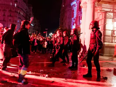 09 November 2024, Spain, Valencia: The crowd confronts the police during the demonstration. More than 100.000 people marched in front of the Ajuntament, the Town Hall, to protest against the handling of the response to the disastrous floods on the 29th of October. Chants were directed especially against the president of the Comunitat Valenciana, but also against Spain Prime Minister Pedro Sanchez. Photo: Davide Bonaldo/SOPA Images via ZUMA Press Wire/dpa