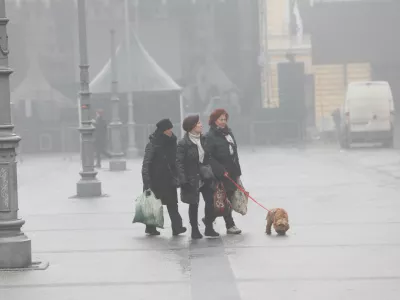 - 21.12.2023 – Onesnažen zrak v Ljubljani - povišane vrednosti delcev v zraku - posledica povečanih izpustov in izrazitega temperaturnega obrata, ki zadržuje onesnažen zrak v nižinah - megla//FOTO: Tomaž Skale