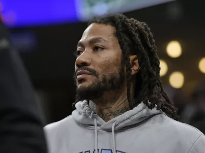 FILE -Memphis Grizzlies guard Derrick Rose stands on the sideline in the second half of an NBA basketball game against the Milwaukee Bucks, Feb. 15, 2024, in Memphis, Tenn. (AP Photo/Brandon Dill, File) / Foto: Brandon Dill