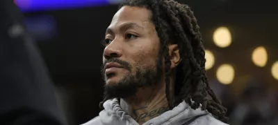 FILE -Memphis Grizzlies guard Derrick Rose stands on the sideline in the second half of an NBA basketball game against the Milwaukee Bucks, Feb. 15, 2024, in Memphis, Tenn. (AP Photo/Brandon Dill, File) / Foto: Brandon Dill