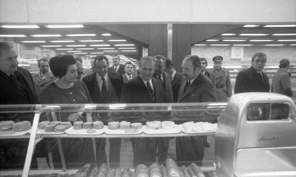 Jospi Broz Tito in Jovanka po odprtju veleblagovnice Maximarket / Foto: Edi Šelhaus, Hrani: Mnszs