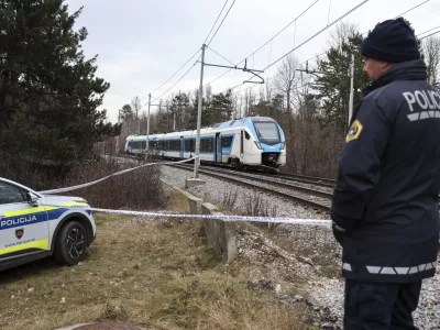 - 21.12.2023 – Postojna - železniška nesreča – potniški vlak je zbil šest delavcev Slovenskih železnic, ki so na tirih opravljali vzdrževalna dela, dve osebi sta umrli, štirje huje poškodovani - železniška proga na železniškem prehodu Rakitnik med Prestrankom in Postojno //FOTO: Jaka Gasar