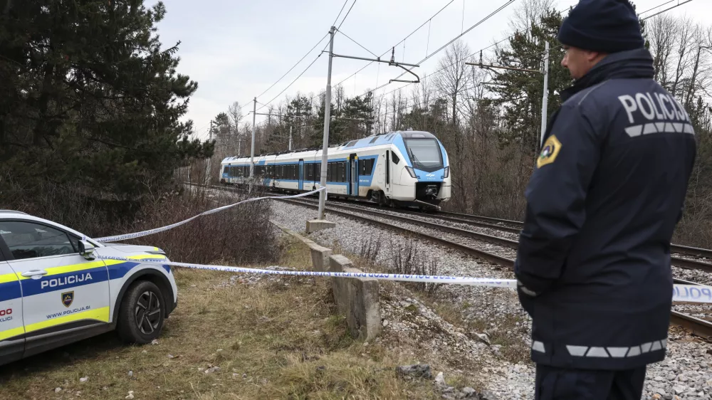 - 21.12.2023 – Postojna - železniška nesreča – potniški vlak je zbil šest delavcev Slovenskih železnic, ki so na tirih opravljali vzdrževalna dela, dve osebi sta umrli, štirje huje poškodovani - železniška proga na železniškem prehodu Rakitnik med Prestrankom in Postojno //FOTO: Jaka Gasar