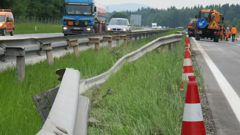 gorenjska avtocesta zaprta zaradi razsutega tovora