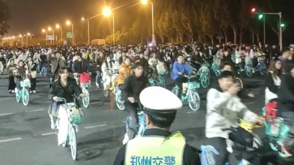 Thousands of students participate in a bike ride to Kaifeng, in search of soup dumplings, causing a highway to be clogged in Zhengzhou, Henan, China this screen grab obtained from social media video released November 9, 2024. Social Media/via REUTERS THIS IMAGE HAS BEEN SUPPLIED BY A THIRD PARTY. MANDATORY CREDIT. NO RESALES. NO ARCHIVES.