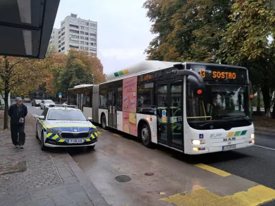 Nepravilno parkiranje, avtobus LPP, Ambrožev TrgFoto: Miha K. Turk 