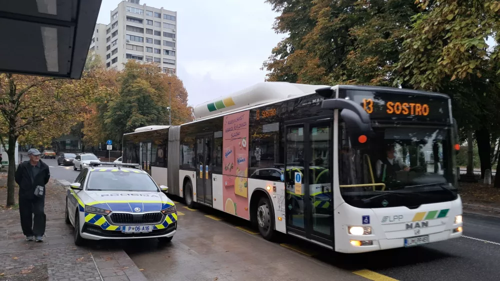 Nepravilno parkiranje, avtobus LPP, Ambrožev TrgFoto: Miha K. Turk 