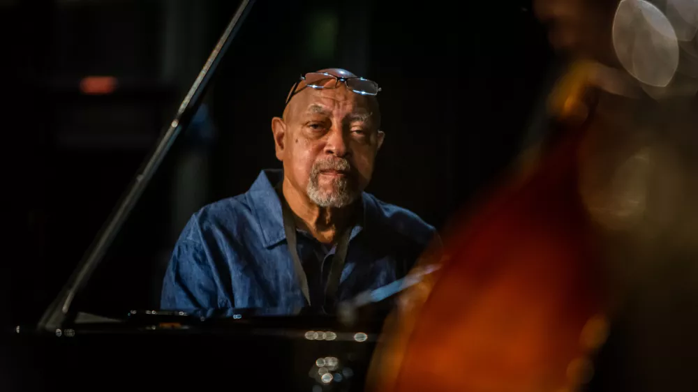 Legendarni pianist in skladatelj Kenny Barron je pri svojih 81 letih na svoji poslovilni turneji po Evropi.
Foto: Antonio Porcar Cano