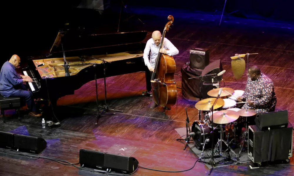 Kenny Barron Trio poleg Kennyja Barrona sestavljata še basist Kiyoshi Kitagawa in bobnar Johnathan Blake. Foto: Pedro Urresti