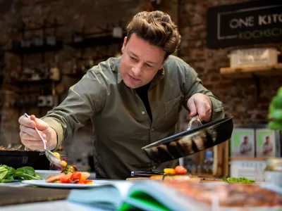 FILED - 06 December 2017, Hamburg: The British chef Jamie Oliver cooks at the One Kitchen Culinary School in Hamburg. Photo: picture alliance / Axel Heimken/dpa