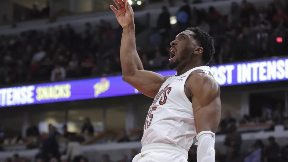 Cleveland Cavaliers guard Donovan Mitchell watches his missed slam dunk against the Chicago Bulls during the second half an NBA basketball game, Monday, Nov. 11, 2024, in Chicago. (AP Photo/Melissa Tamez)