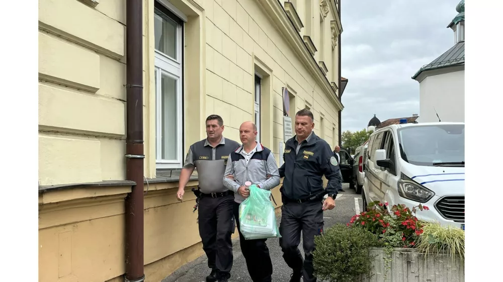 Kristijana Slodnjaka se na sojenje ne vozi več od doma, danes so ga vklenjenega na Ptuj pripeljali pravosodni policisti. 