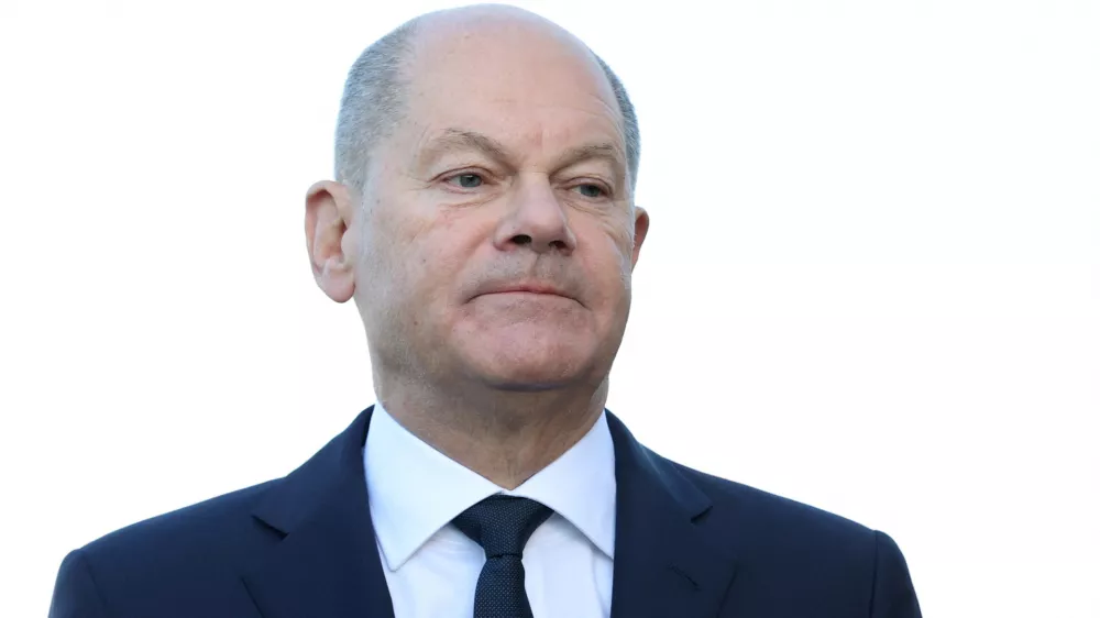 FILE PHOTO: German Chancellor Olaf Scholz looks on as he gives a statement to the media, ahead of an informal EU Summit in Budapest, Hungary, November 8, 2024. REUTERS/Bernadett Szabo/File Photo