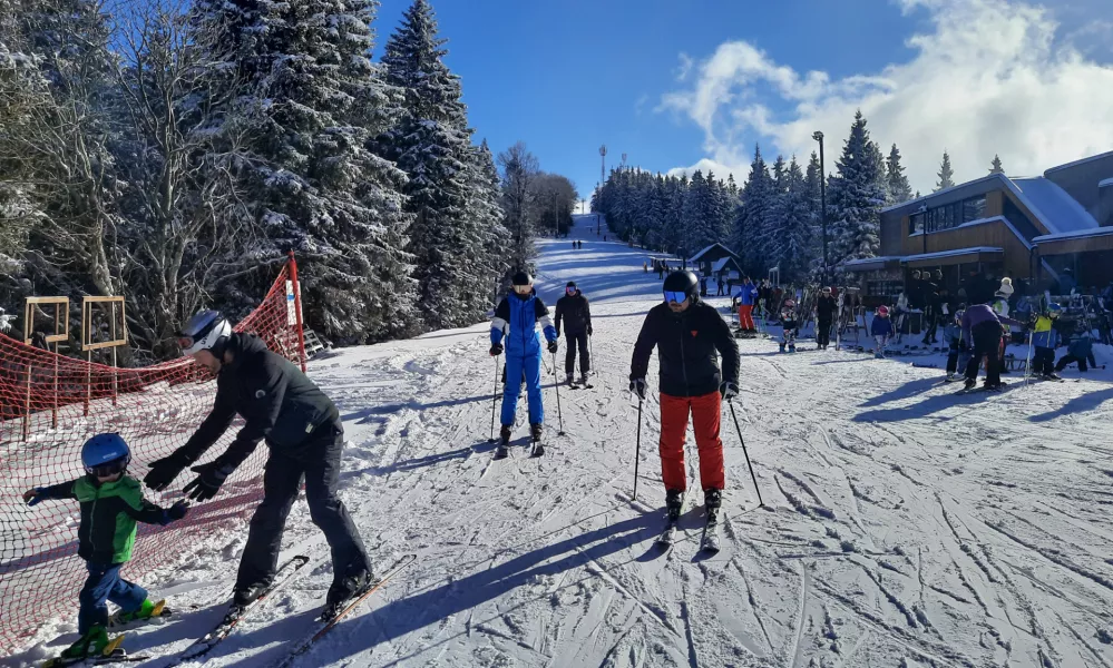 Na smučišču Kope bo smučarje poleg nekaj novih prog letos pričakalo še dodatnih 250 parkirnih mest. Foto: Luka Cjuha 