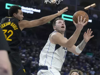 Luka Dončić (z žogo) in soigralci iz Dallasa so proti ekipi Golden State Warriors doživeli že šesti poraz v letošnji sezoni. Foto: AP