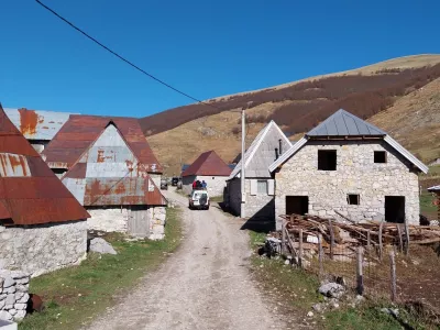 Slikovita vas na območju Bjelašnice je edino še delujoče polnomadsko naselje v BiH. Foto: Vesna Levičnik