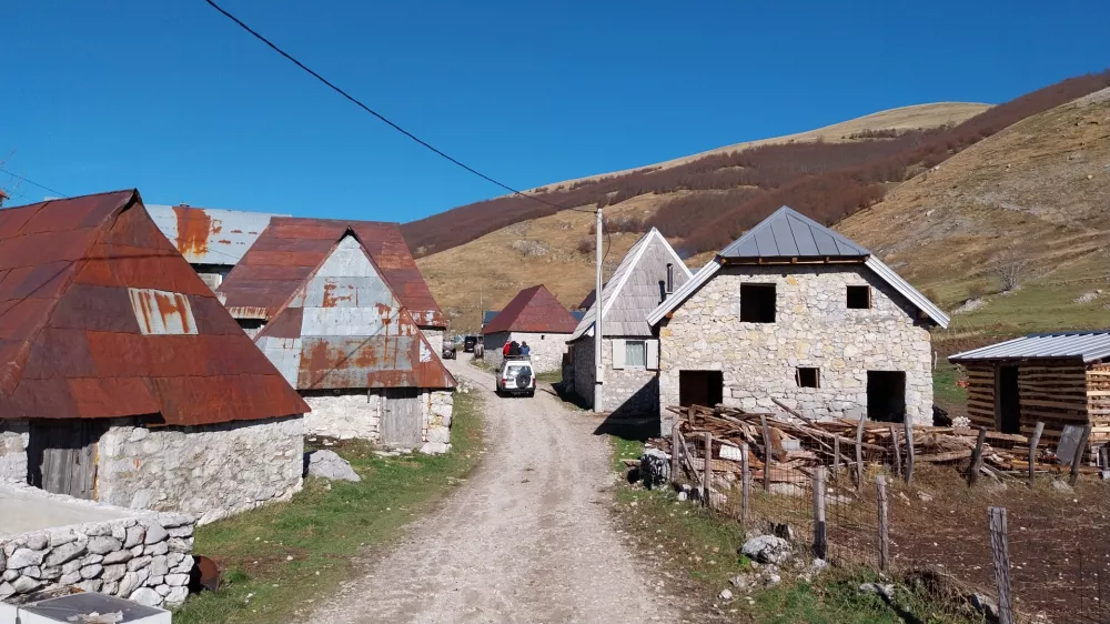 Slikovita vas na območju Bjelašnice je edino še delujoče polnomadsko naselje v BiH. Foto: Vesna Levičnik