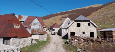 Slikovita vas na območju Bjelašnice je edino še delujoče polnomadsko naselje v BiH. Foto: Vesna Levičnik