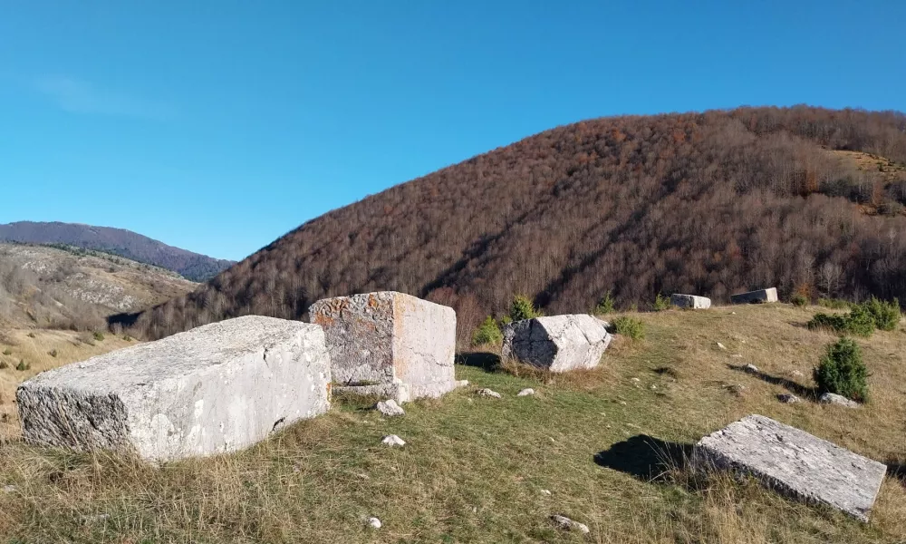 Vas Umoljani je dobila ime po stari legendi. Lokalne pastirje in njihove črede je nekoč napadal zmaj. Hodža se je odločil, da se bo soočil z zmajem, vendar je pastirjem naložil, naj molijo, ko se bo srečal z njim. S pomočjo molitve (zato Umoljani) je zmaja spremenil v kamen, katerega ostanki so vidni še danes.