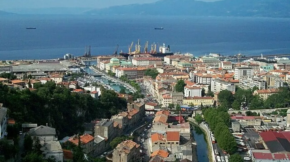 mesto reka rijeka pogled