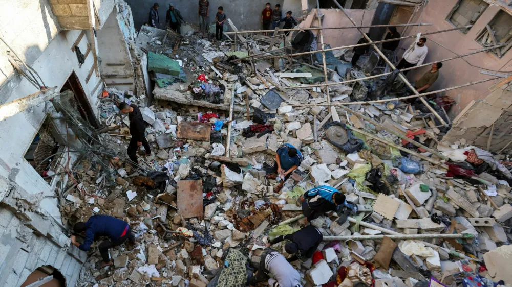 Palestinians inpect the site of an Israeli strike on a house in Nuseirat in the central Gaza Strip November 13, 2024. REUTERS/Ramadan Abed