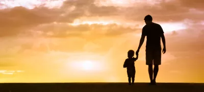 Loving father walking side by side with son holding hands. / Foto: Kieferpix