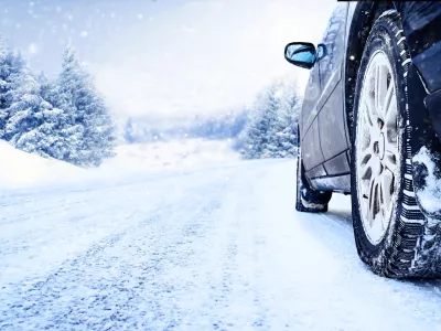 Zimske pnevmatike velko ljudi povezuje zgolj z vožnjo v snegu, a so te precej bolj varne od letnih že tudi na suhih, sploh pa mokrih cestisčih, ko temperatura pade pod sedem stopinj Celzija.