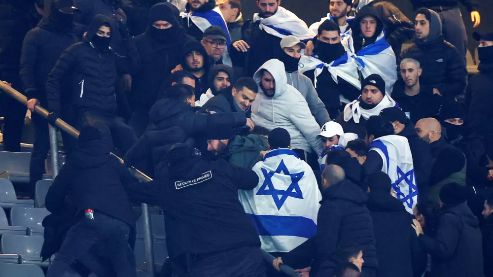 Soccer Football - Nations League - Group Stage - France v Israel - Stade de France, Saint-Denis, France - November 14, 2024 Israel fans clash with security staff during the match REUTERS/Christian Hartmann   TPX IMAGES OF THE DAY