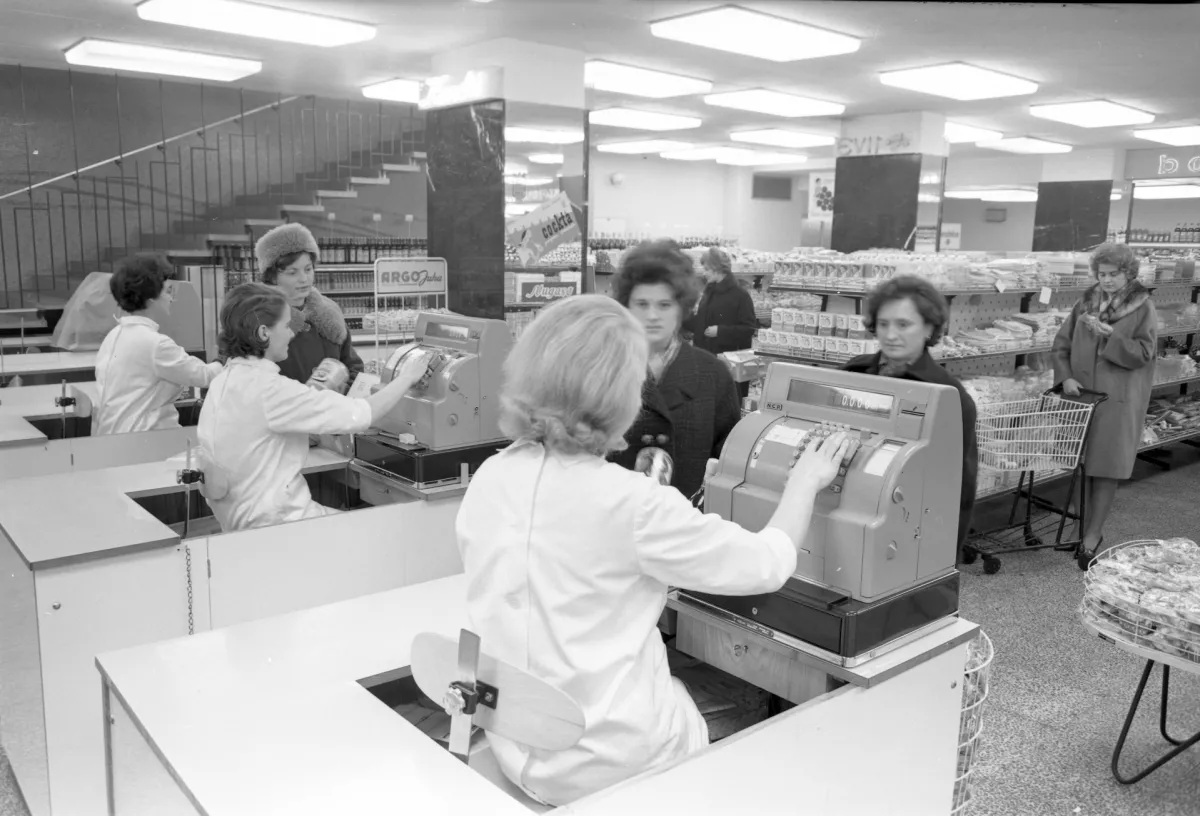 Supermarket. Ljubljana, februar 1965. Foto: Bogo Primožič, hrani: MNSZS