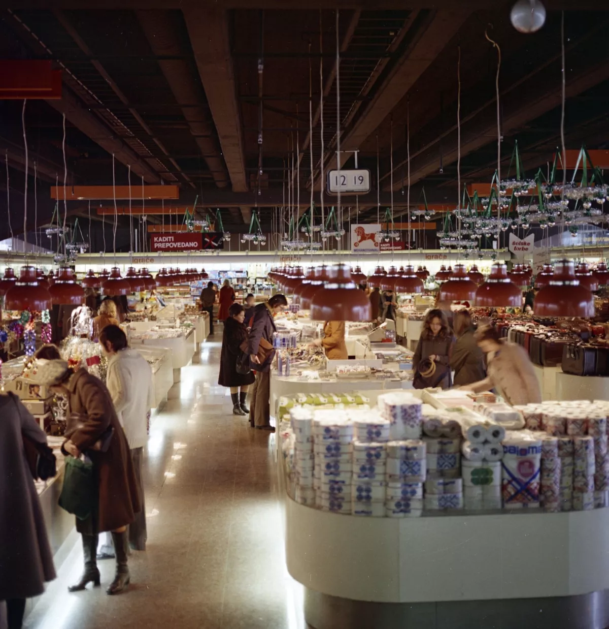 Maximarket. Ljubljana, december 1971. Foto: Rudi Paškulin, hrani: MNSZS.