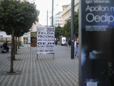 ﻿- 30.09.2021 – mestni plakati družbe TAM-TAM v Ljubljani - oglasni raklamni panoji - plakatiranje - oglaševanje – plakatiranje - ploščad Trg Ajdovščina pri Metalki  -  //FOTO: Bojan Velikonja