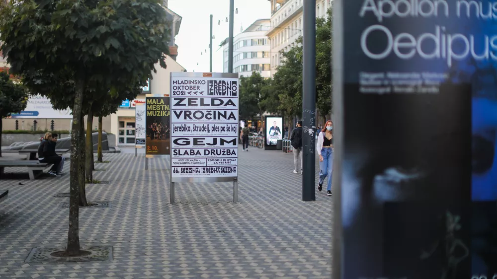 ﻿- 30.09.2021 – mestni plakati družbe TAM-TAM v Ljubljani - oglasni raklamni panoji - plakatiranje - oglaševanje – plakatiranje - ploščad Trg Ajdovščina pri Metalki  -  //FOTO: Bojan Velikonja