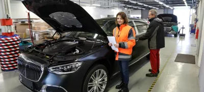 - servisna delavnica za popravilo poškodb - Mercedes Maybach - 21.12.2022 - Luka Koper, pristaniški in logistični sistem - Terminal avtomobilov in RO-RO - avtomobilski terminal //FOTO: Tomaž Skale