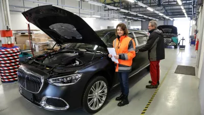 - servisna delavnica za popravilo poškodb - Mercedes Maybach - 21.12.2022 - Luka Koper, pristaniški in logistični sistem - Terminal avtomobilov in RO-RO - avtomobilski terminal //FOTO: Tomaž Skale