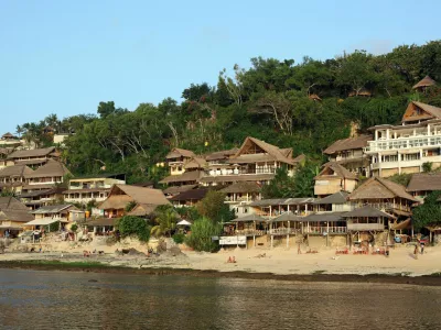 BR88TW Surfer accommodation and restaurants on the hill. Bingin Beach, Bukit Peninsula, Bali, Indonesia, Southeast Asia