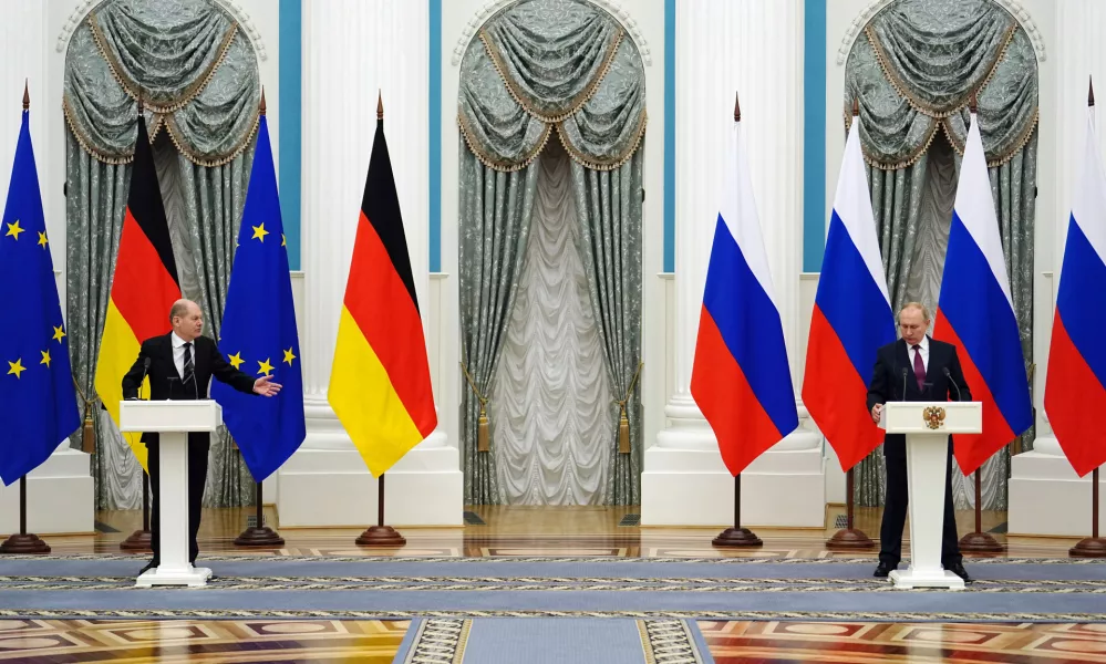 FILED - 15 February 2022, Russia, Moscow: Russian President Vladimir Putin (R) and German Chancellor Olaf Scholz speak during a press conference after their meeting at the Kremlin. Photo: Kay Nietfeld/dpa