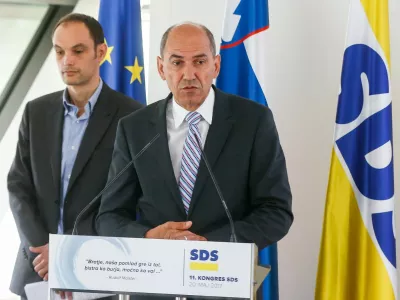 Ljubljana, sedez SDS..Novinarska konferenca SDS, na kateri so predsednik stranke Janez Jansa ter poslanca Anze Logar in Branko Grims komentirali odlocitev arbitraznega sodisca.